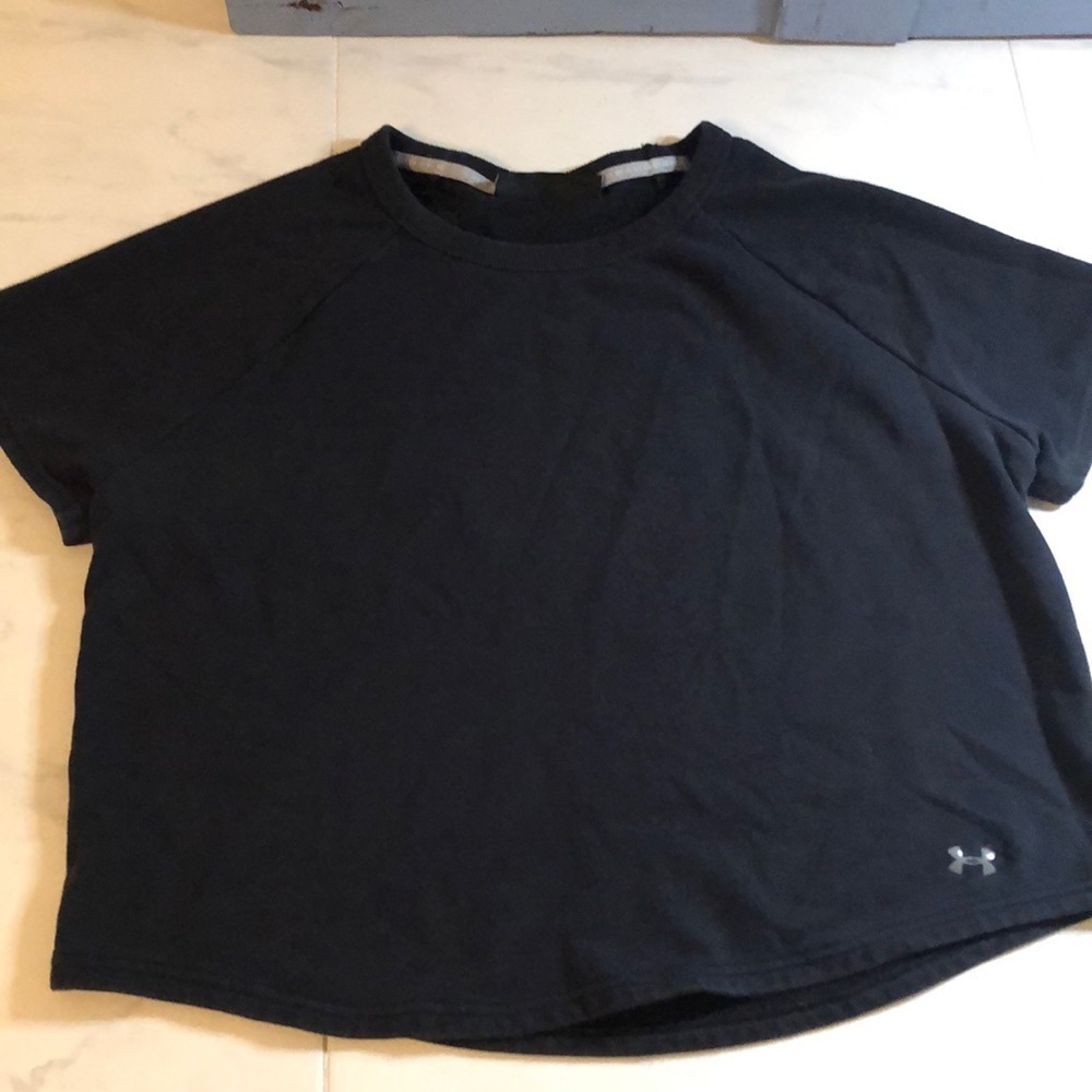 Under armour black short sleeve sweatshirt.  Open back. Slight crop
